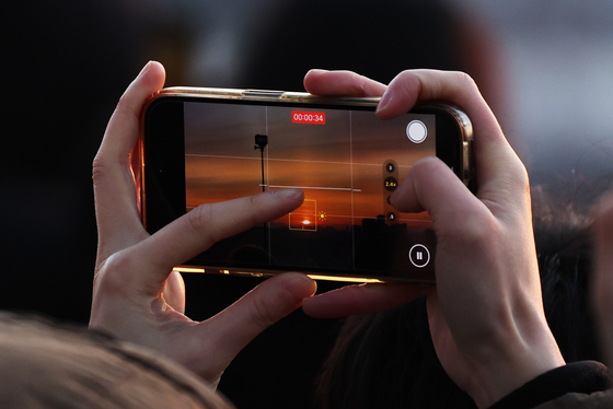 병오년 일출 카메라에 담는 시민들