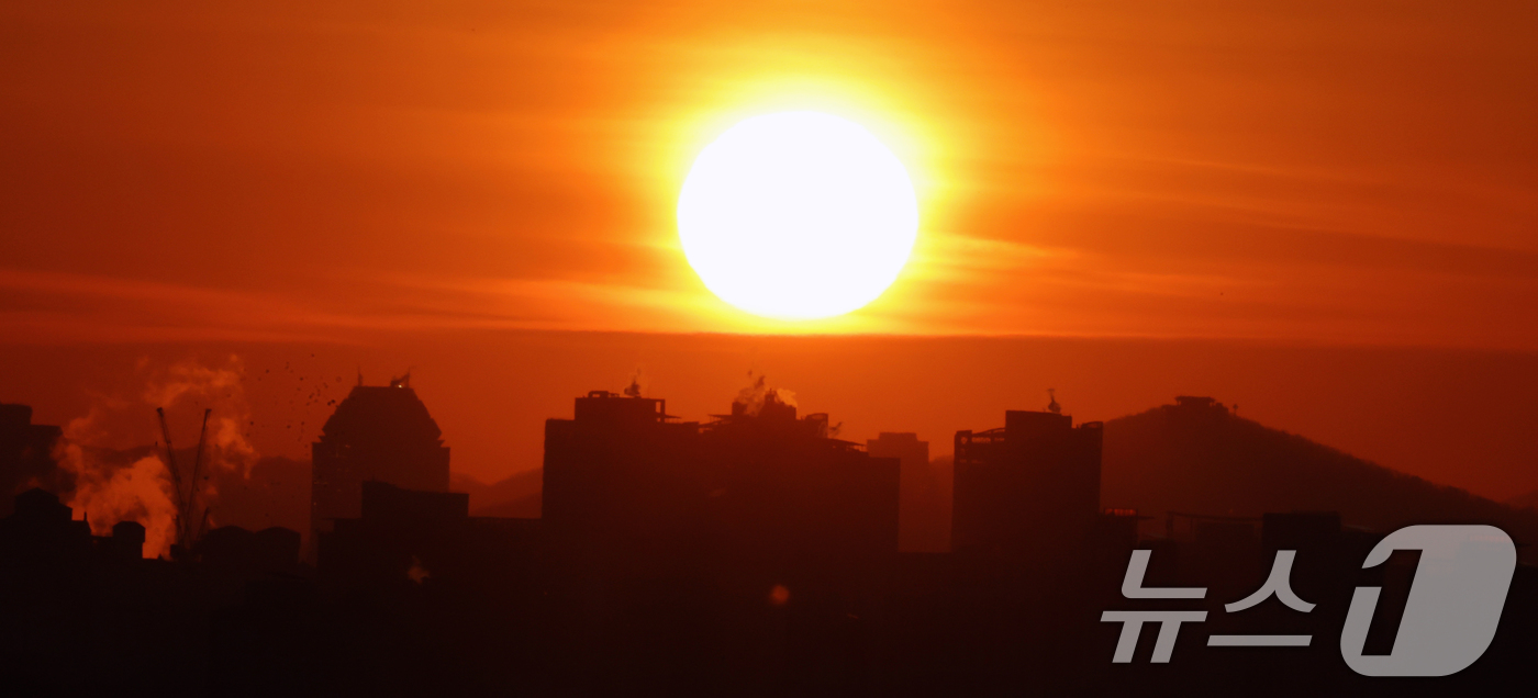 (서울=뉴스1) 황기선 기자 = 2026년 병오년(丙午年) 새해 첫 날인 1일 오전 서울 마포구 하늘공원에 올해 첫 해가 떠오르고 있다. 2026.1.1/뉴스1