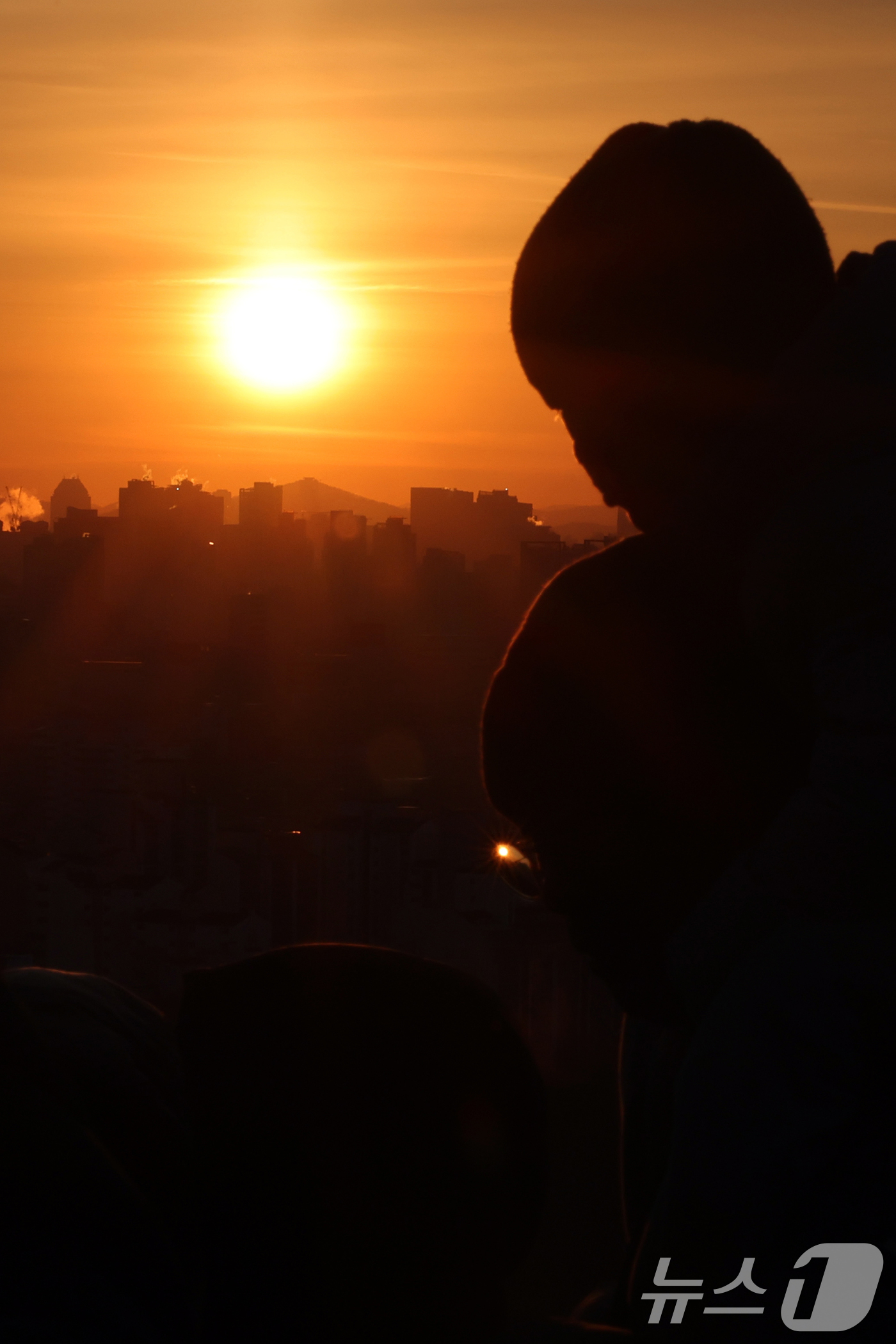 (서울=뉴스1) 황기선 기자 = 2026년 병오년(丙午年) 새해 첫 날인 1일 오전 서울 마포구 하늘공원에서 시민들이 첫 일출을 바라보고 있다.  2026.1.1/뉴스1