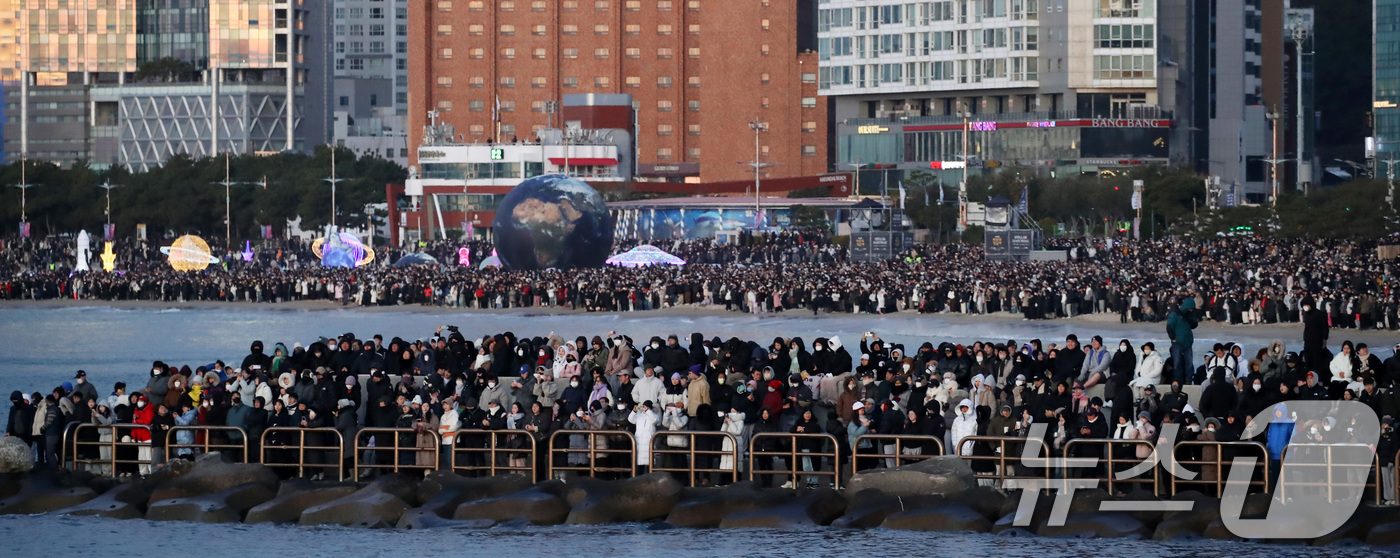 (부산=뉴스1) 윤일지 기자 = 2026년 병오년(丙午年) 새해 첫날인 1일 오전 부산 해운대해수욕장에서 시민들이 새해 첫 해돋이를 기다리고 있다. 2026.1.1/뉴스1