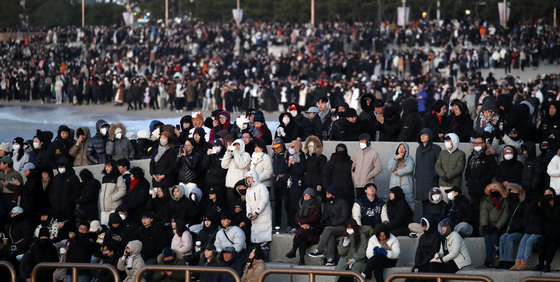 새해 첫 태양 기다리는 시민들