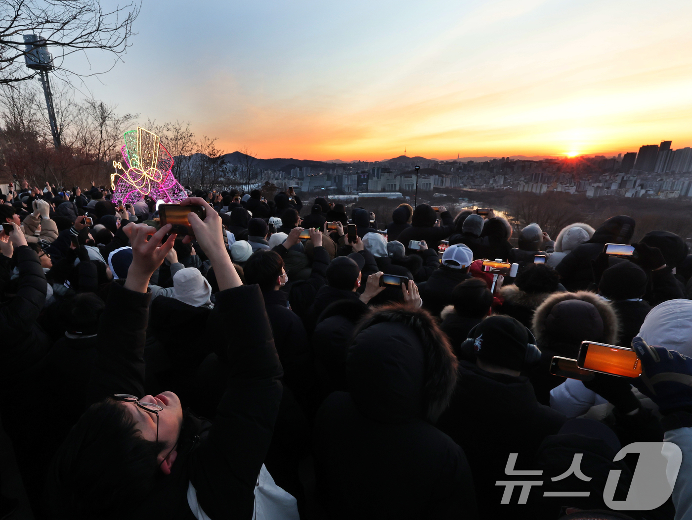 (서울=뉴스1) 황기선 기자 = 2026년 병오년(丙午年) 새해 첫 날인 1일 오전 서울 마포구 하늘공원에서 시민들이 첫 일출을 바라보고 있다.  2026.1.1/뉴스1