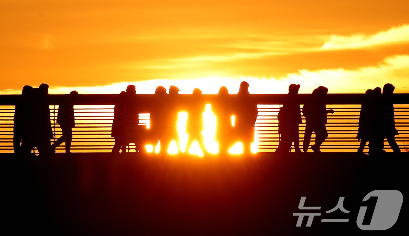 본문 이미지 - 1일 오전 대구 동구 금호강 아양기찻길을 찾은 시민들이 2026년 희망찬 새해 첫 일출을 맞이하고 있다. 2026.1.1/뉴스1 ⓒ News1 공정식 기자