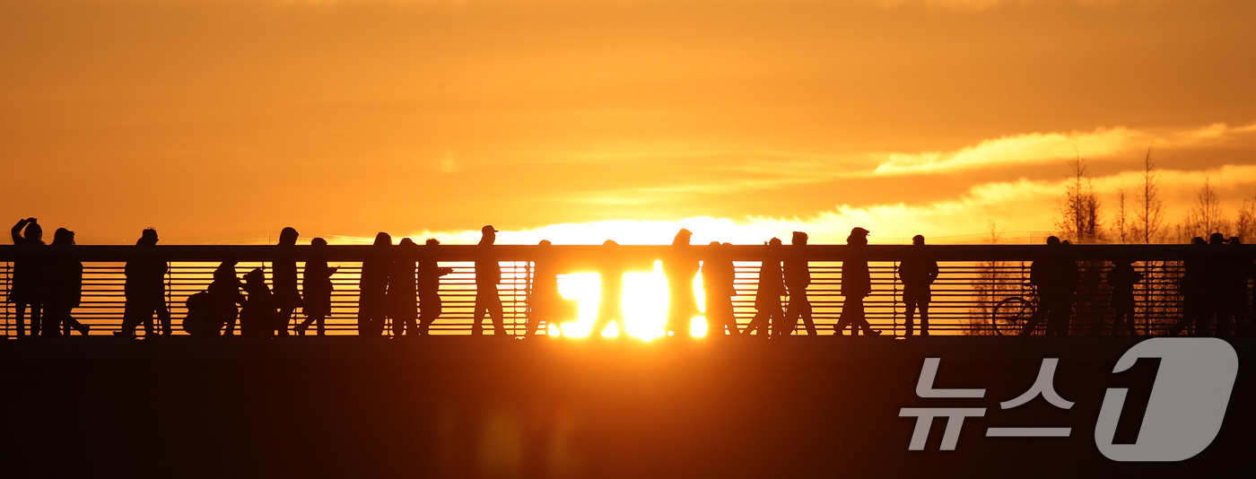 (대구=뉴스1) 공정식 기자 = 1일 오전 대구 동구 금호강 아양기찻길을 찾은 시민들이 2026년 희망찬 새해 첫 일출을 맞이하고 있다. 2026.1.1/뉴스1