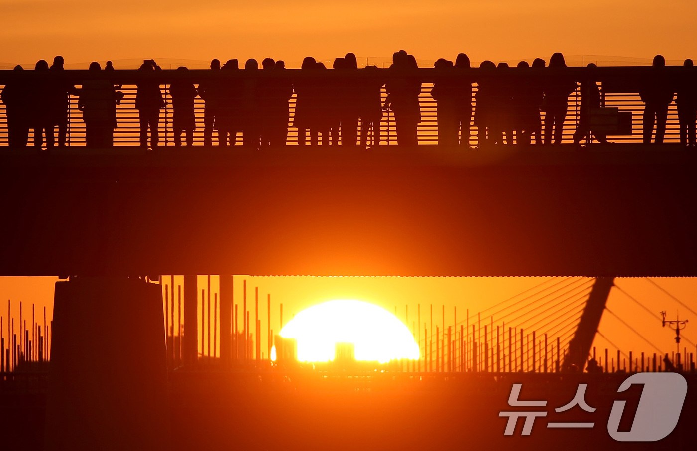 (대구=뉴스1) 공정식 기자 = 1일 오전 대구 동구 금호강 아양기찻길을 찾은 시민들이 2026년 희망찬 새해 첫 일출을 맞이하고 있다. 2026.1.1/뉴스1