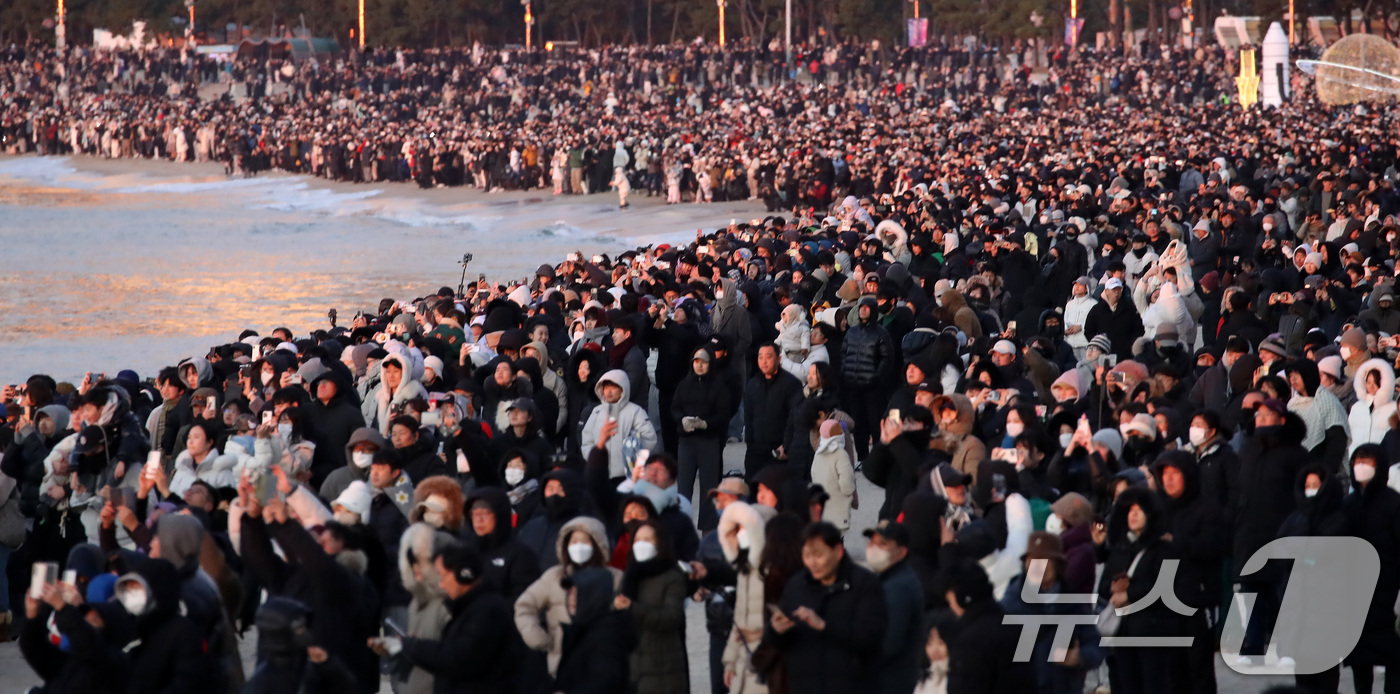 (부산=뉴스1) 윤일지 기자 = 2026년 병오년(丙午年) 새해 첫날인 1일 오전 부산 해운대해수욕장에서 시민들이 새해 첫 해돋이를 감상하고 있다. 2026.1.1/뉴스1