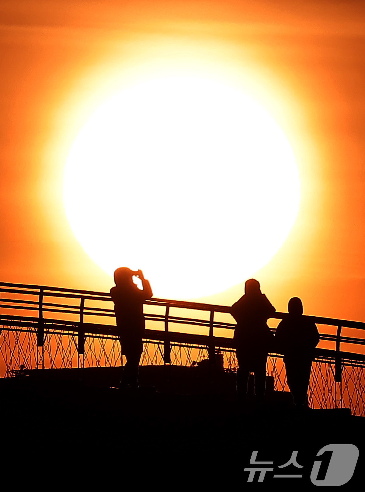 (서울=뉴스1) 김성진 기자 = 2026년 병오년(丙午年) 새해 첫 날인 1일 서울 영등포구 선유도공원 선유교에서 시민들이 첫 일출을 바라보고 있다. 2026.1.1/뉴스1