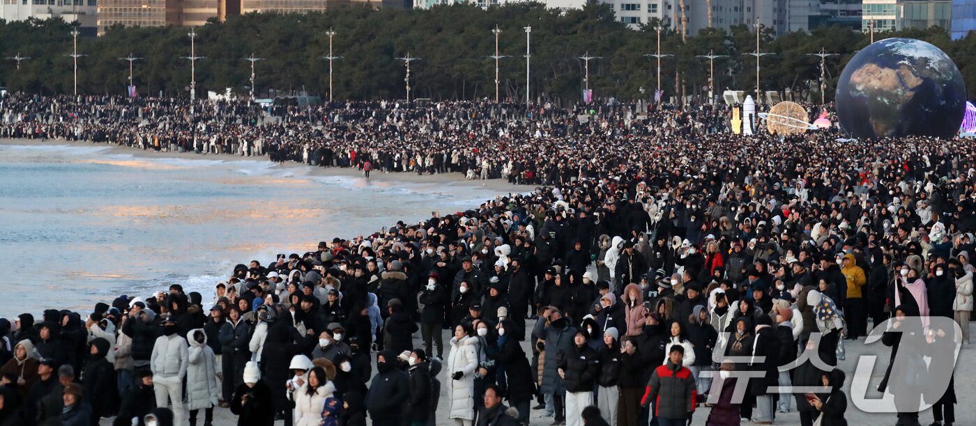 본문 이미지 - 2026년 병오년(丙午年) 새해 첫날인 1일 오전 부산 해운대해수욕장에서 시민들이 새해 첫 해돋이를 기다리고 있다. 2026.1.1/뉴스1 ⓒ News1 윤일지 기자