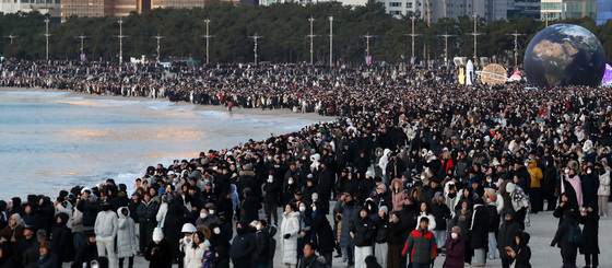 새해 첫 태양 기다리는 시민들