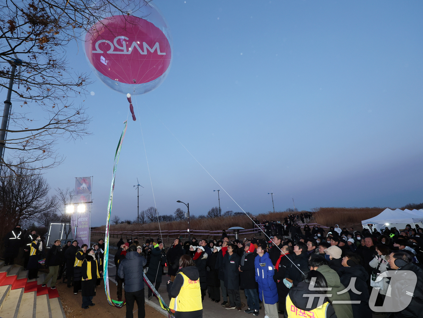 (서울=뉴스1) 황기선 기자 = 2026년 병오년(丙午年) 새해 첫 날인 1일 오전 서울 마포구 하늘공원에서 열린 '시년 해맞이 축제'에서 시민들의 소망이 적힌 애드벌룬이 떠오르고 …