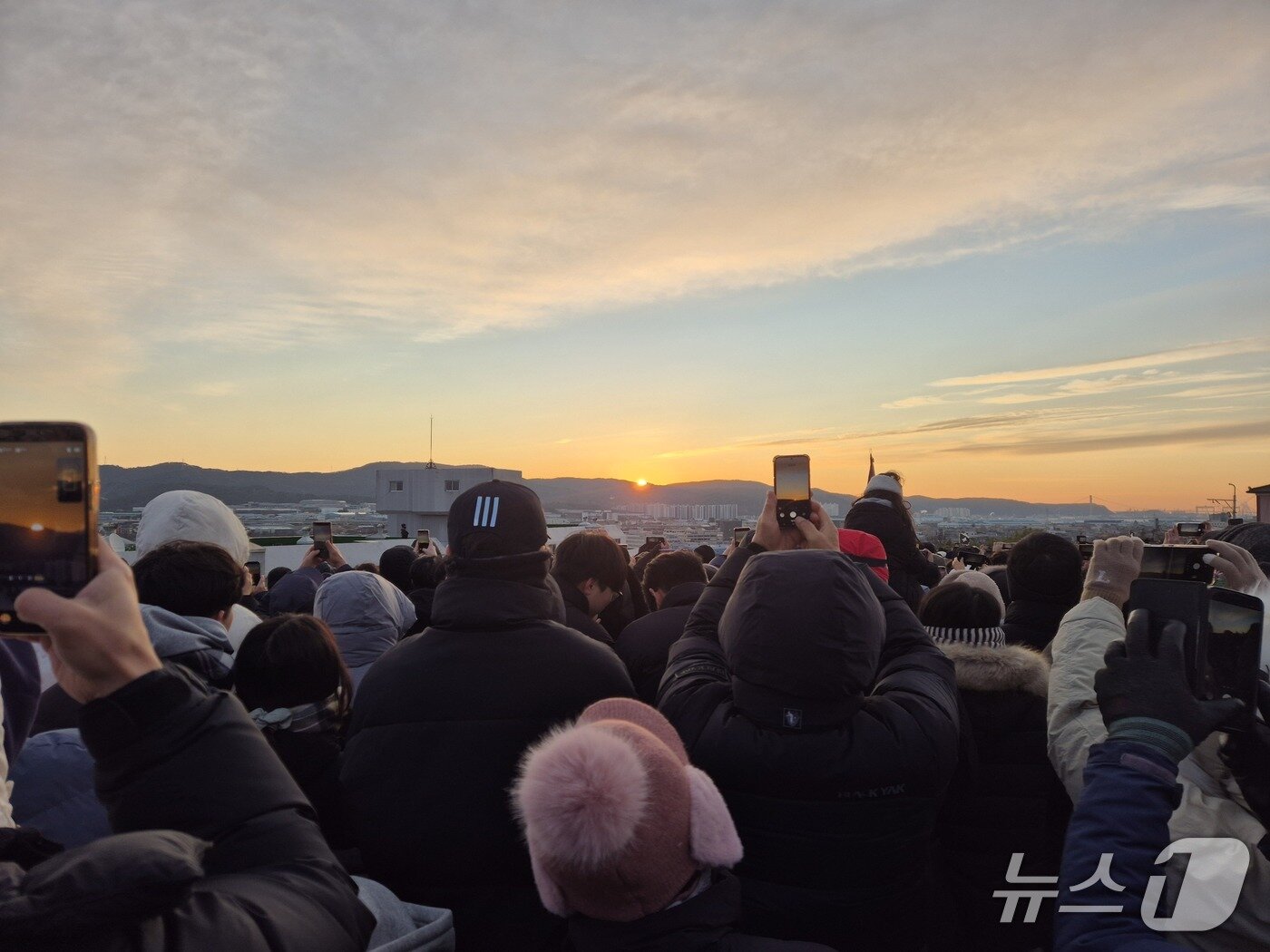 본문 이미지 - 1일 울산 중구 병영성에서도 염포 위로 떠오르는 붉은 해를 보기 위한 시민들의 발길이 이어졌다.2026.1.1/뉴스1 ⓒ News1 박정현 기자
