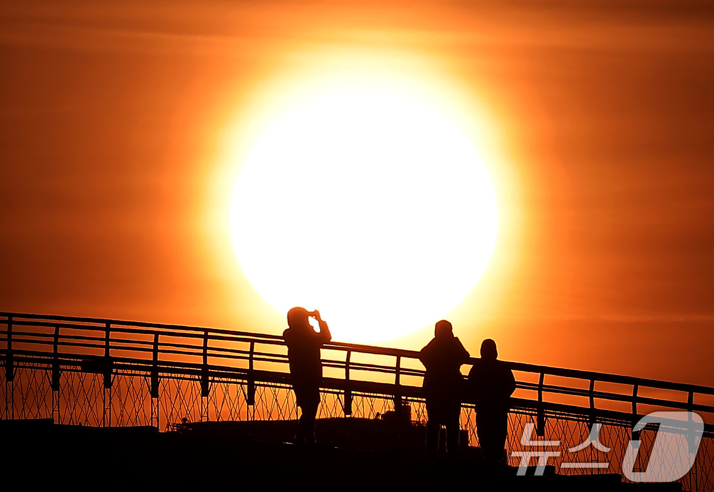 (서울=뉴스1) 김성진 기자 = 2026년 병오년(丙午年) 새해 첫 날인 1일 서울 영등포구 선유도공원 선유교에서 시민들이 첫 일출을 바라보고 있다. 2026.1.1/뉴스1