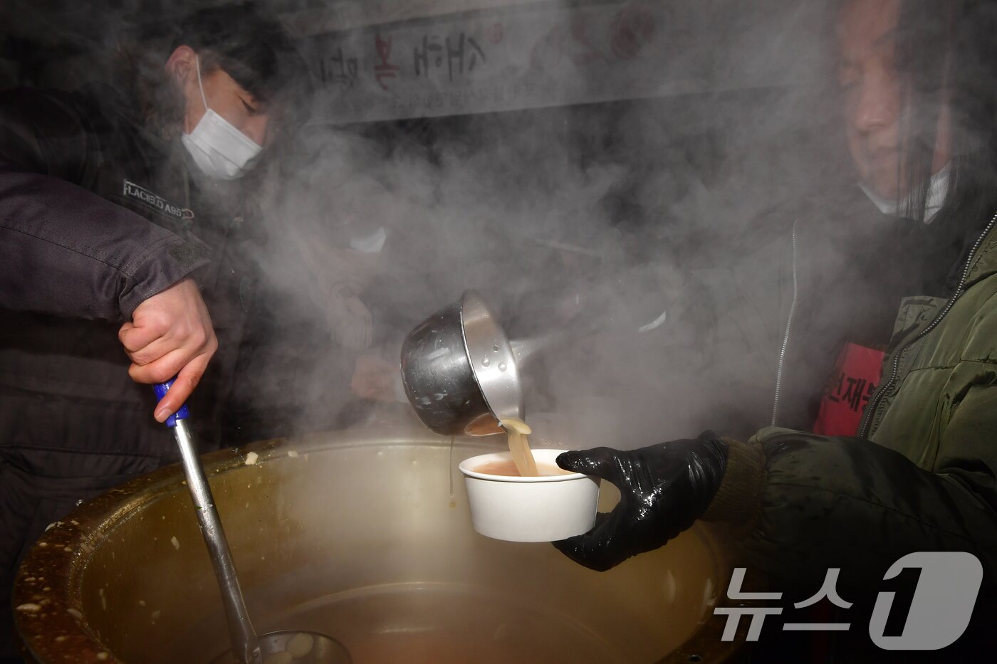 본문 이미지 - 2026년 병오년 새해 첫 날인 1일 경북 포항불교사암연합회원들이 영일대 해수욕장에서 해맞이객 5000명에게 떡국을 나눠주고 있다. 2026.1.1/뉴스1 ⓒ News1 최창호 기자