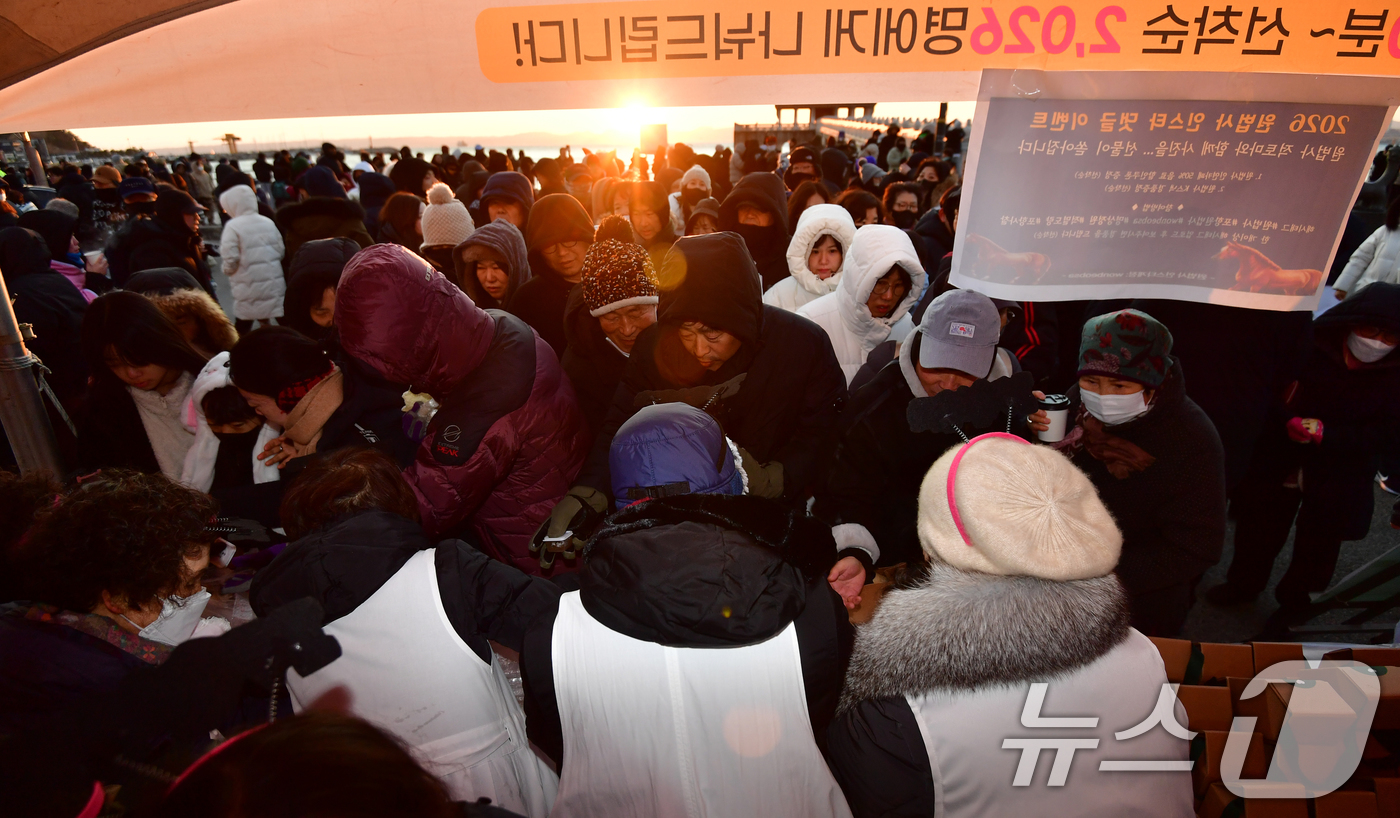 (포항=뉴스1) 최창호 기자 = 2026년 병오년 새해 첫 날인  1일 경북 포항불교사암연합회원들이 영일대 해수욕장에서 해맞이객들에게 가래떡과 떡국을 나눠주고 있다. 2026.1. …