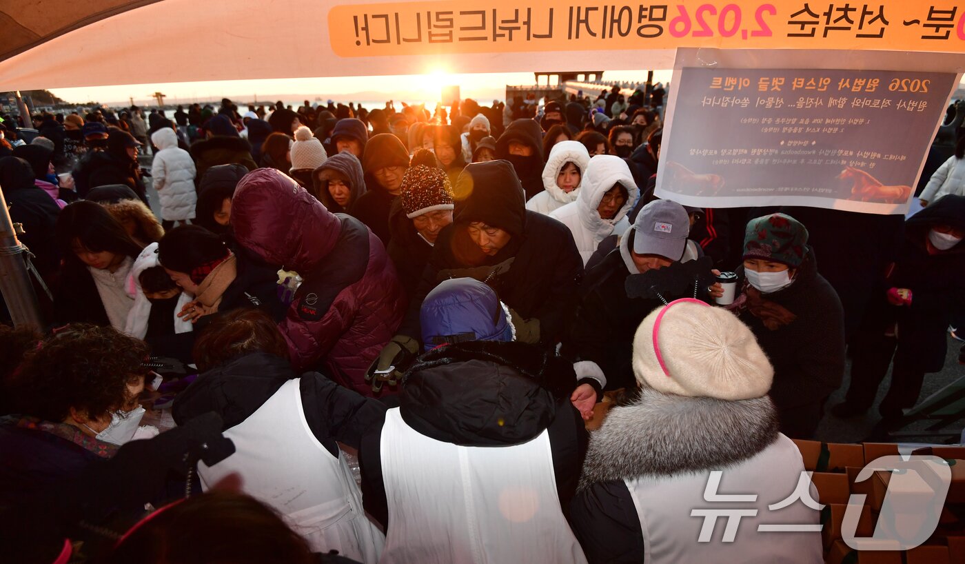 본문 이미지 - 2026년 병오년 새해 첫 날인 1일 경북 포항불교사암연합회원들이 영일대 해수욕장에서 해맞이객들에게 가래떡과 떡국을 나눠주고 있다. 2026.1.1/뉴스1 ⓒ News1 최창호 기자