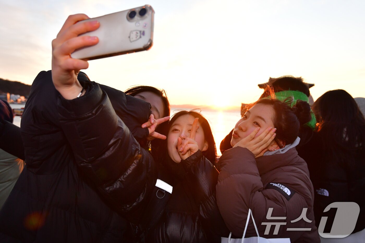 본문 이미지 - 2026년 병오년 새해 첫 날인 1일 경북 포항시 영일대 해수욕장에서 해맞이객들이 일출을 배경으로 셀카를 찍고 있다. 2026.1.1/뉴스1 ⓒ News1 최창호 기자