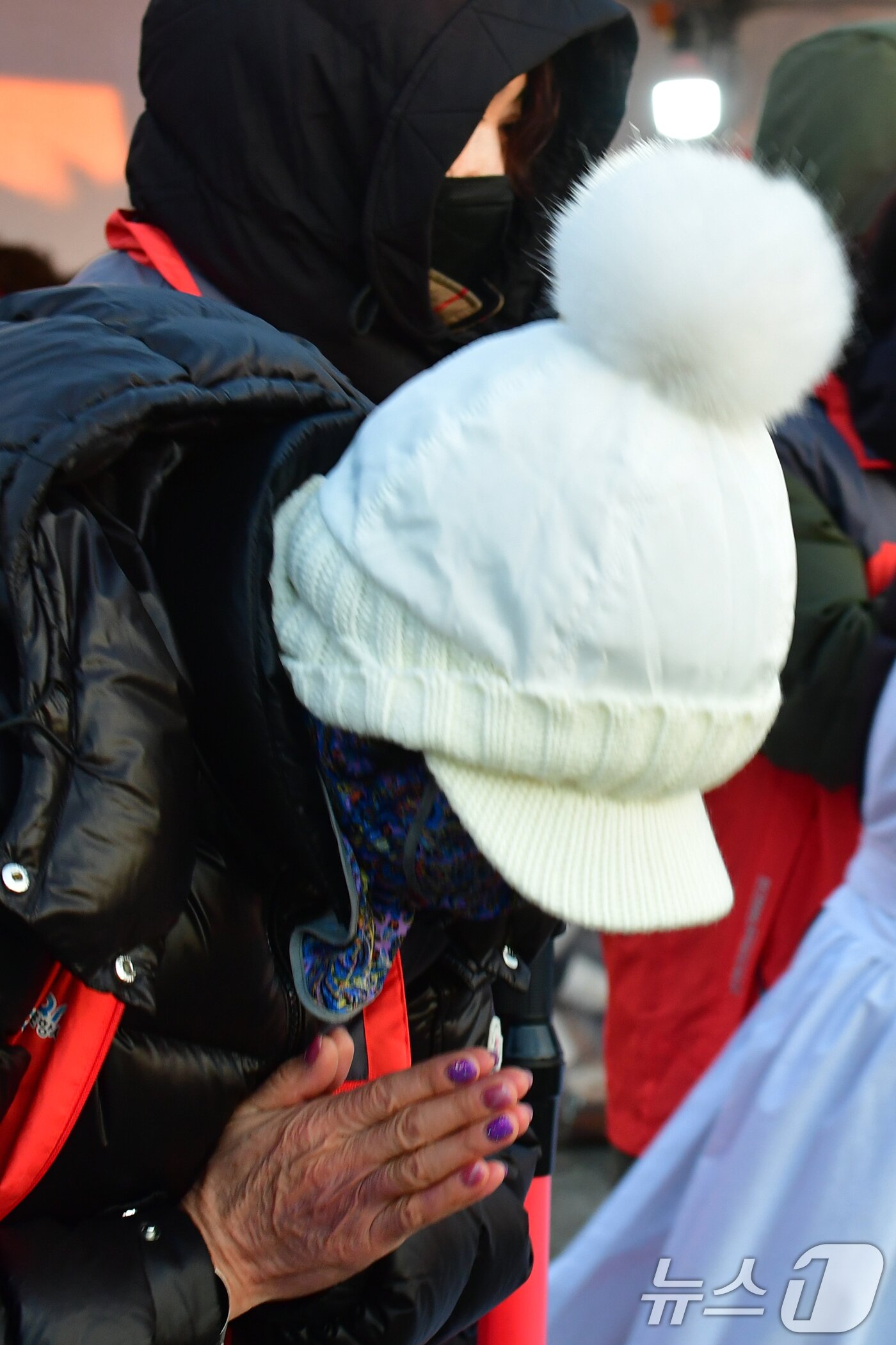 본문 이미지 - 2026년 병오년 새해 첫 날인 1일 경북 포항시 영일대 해수욕장을 찾은 해맞이객이 일출이 시작되자 두손을 모아 소원을 빌고 있다. ⓒ News1 최창호 기자