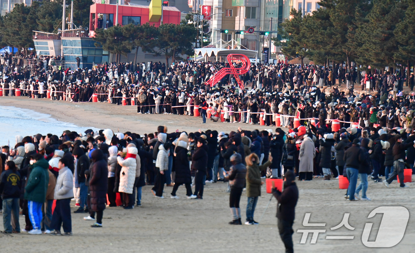 (포항=뉴스1) 최창호 기자 = 2026년 병오년 새해 첫 날인  1일 경북 포항시 영일대 해수욕장에서 시민과 관광객들이 장엄한 일출을 지켜보고 있다. 2026.1.1/뉴스1