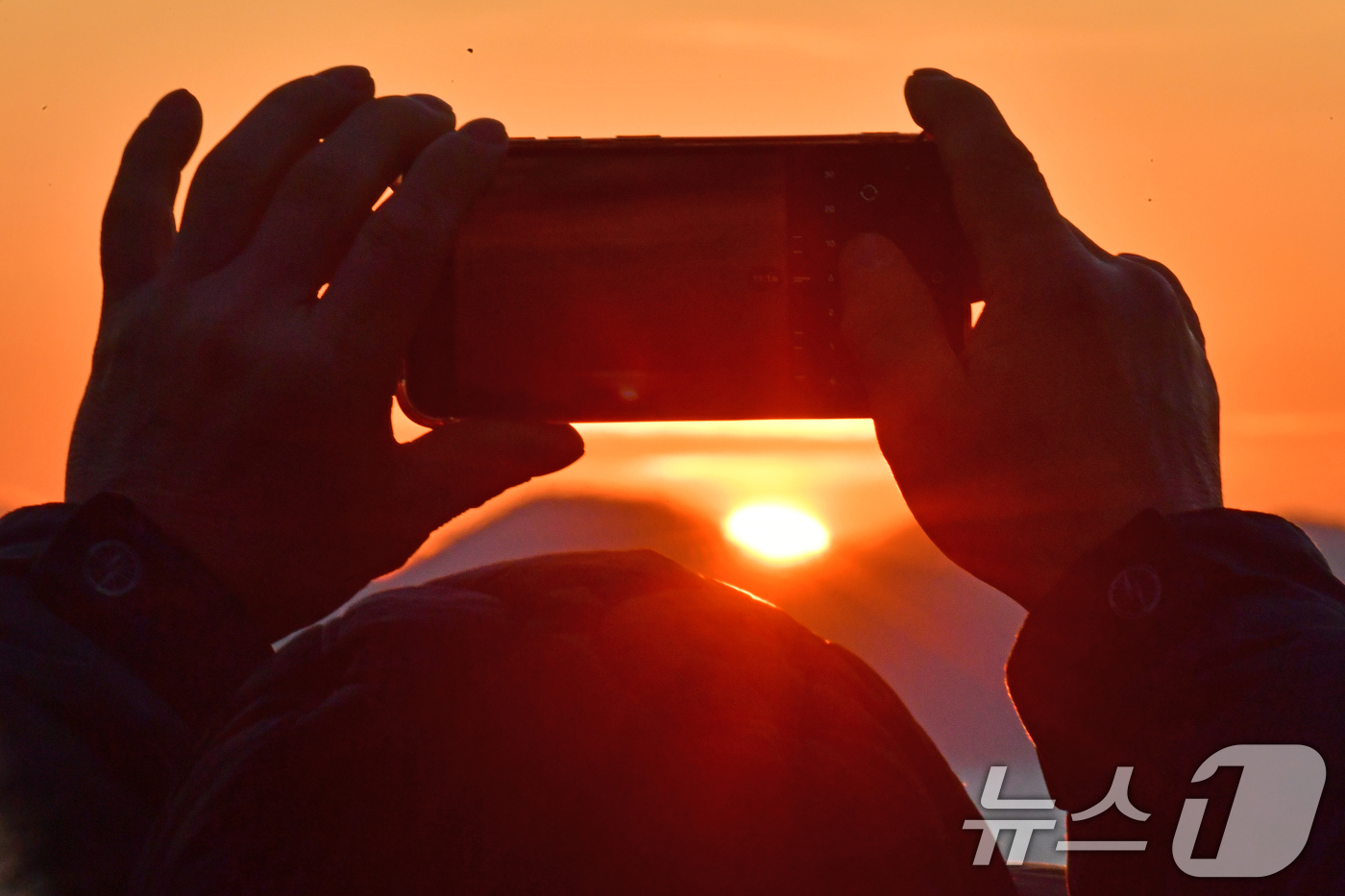 (포항=뉴스1) 최창호 기자 = 2026년 병오년 새해 첫 날인  1일 경북 포항시 영일대해수욕장 앞 바다위로 붉은 태양이 힘차게 떠오르고 있다. 2026.1.1/뉴스1