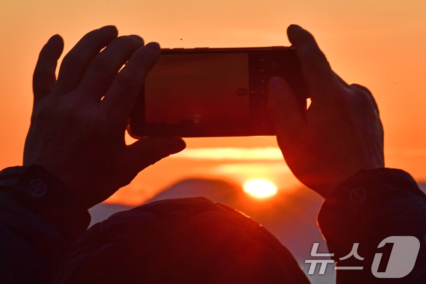 본문 이미지 - 2026년 병오년 새해 첫 날인 1일 경북 포항시 영일대해수욕장 앞 바다위로 붉은 태양이 힘차게 떠오르고 있다. 2026.1.1/뉴스1 ⓒ News1 최창호 기자