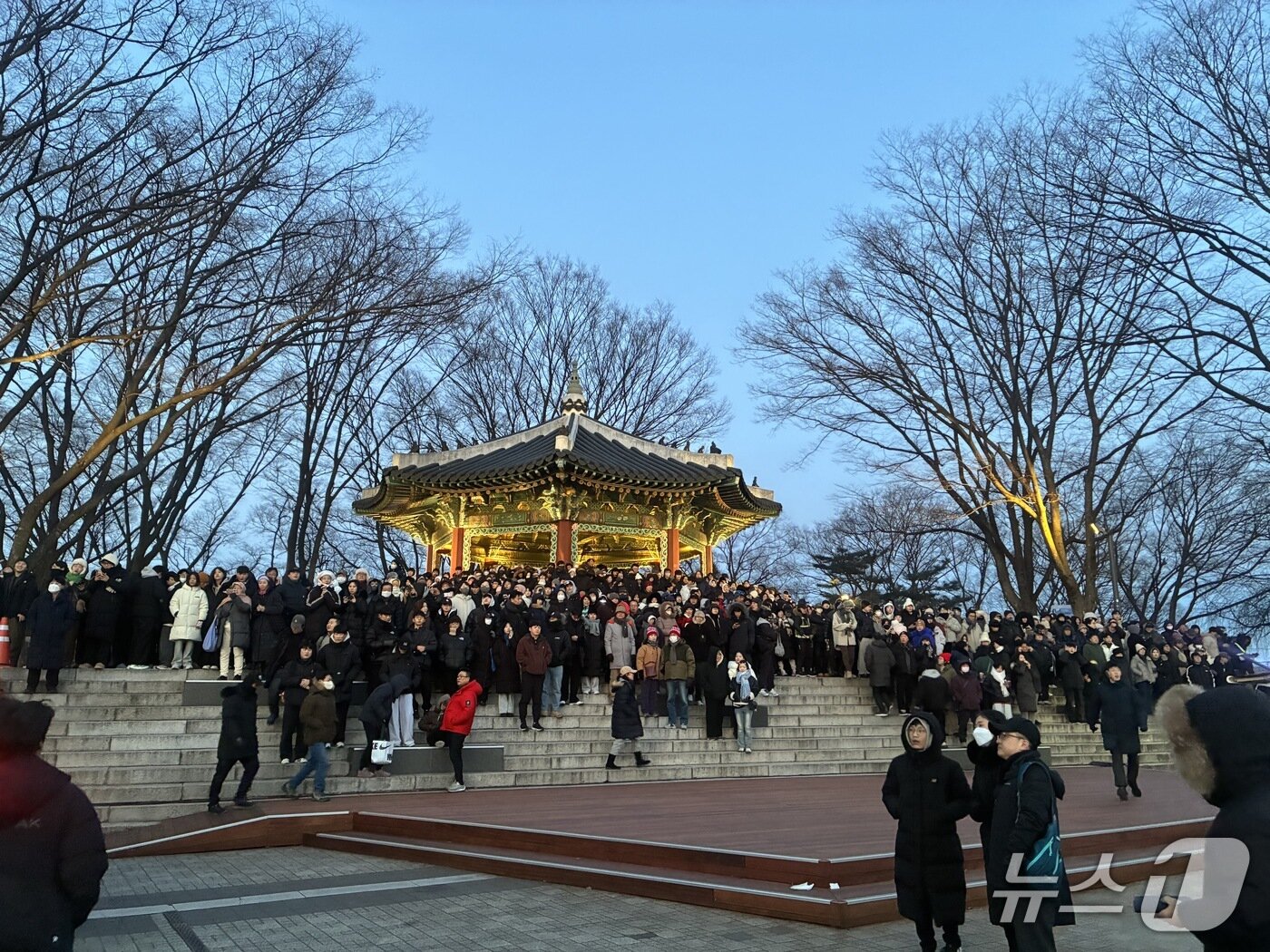 본문 이미지 - 1일 오전 6시 30분 2026년 첫 해돋이를 보기 위해 서울 중구 남산 팔각정에 시민들이 모여있다. 2026.1.1./ⓒ 뉴스1 김기성 기자