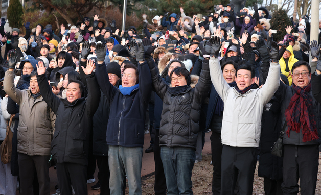뿌리공원서 병오년 해맞이 나선 대전 시민들 "올해는 좋아질 것"