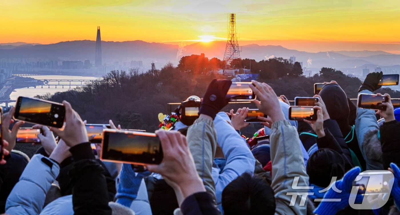 본문 이미지 - 병오년(丙午年) 새해 첫날인 1일 서울 남산에서 시민들이 일출을 바라보고 있다. 2026.1.1/뉴스1 ⓒ News1 이호윤 기자