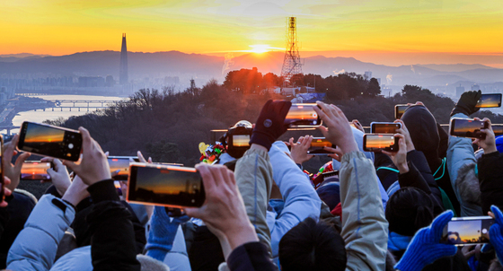 "건강·조용한 국회·영원한 우정"…강추위 뚫은 남산 해돋이 인파