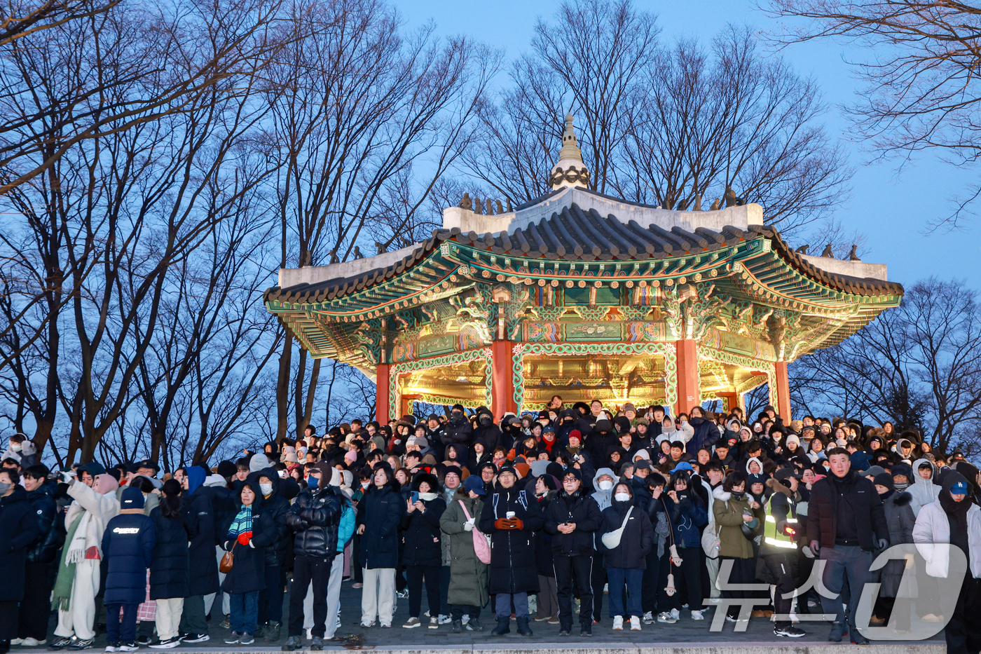 (서울=뉴스1) 이호윤 기자 = 병오년(丙午年) 새해 첫날인 1일 서울 남산에서 시민들이 일출을 바라보고 있다.  2026.1.1/뉴스1