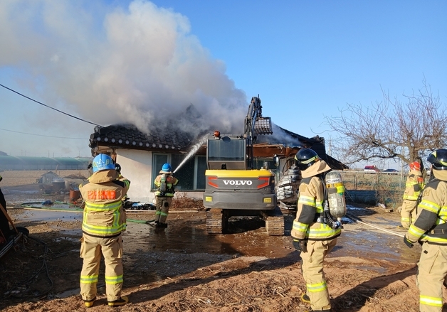 인천 강화도서 가스 토치 부주의로 주택 전소