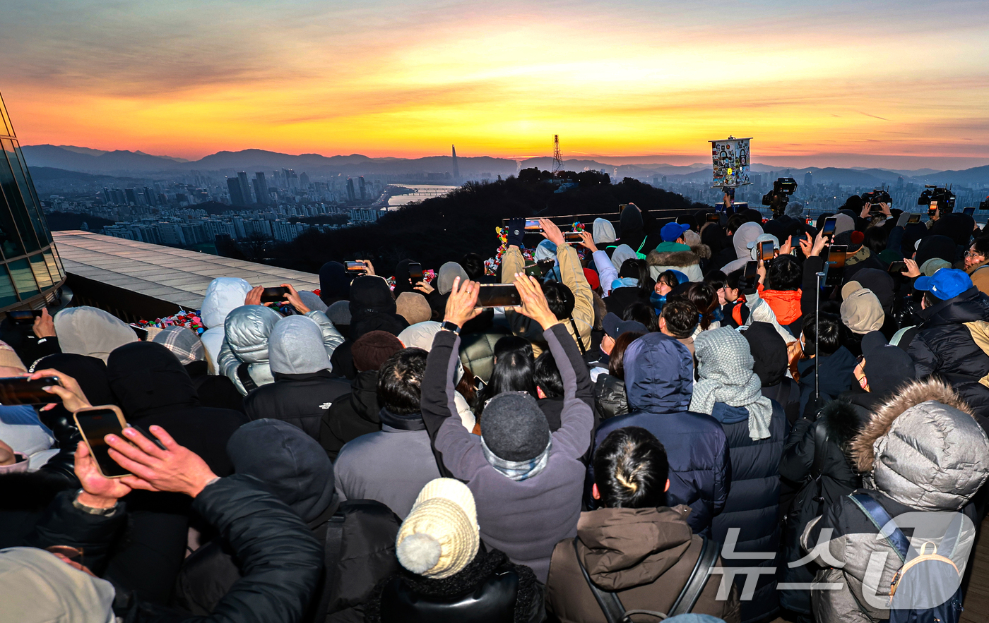 (서울=뉴스1) 이호윤 기자 = 병오년(丙午年) 새해 첫날인 1일 서울 남산에서 시민들이 일출을 기다리고 있다. 2026.1.1/뉴스1