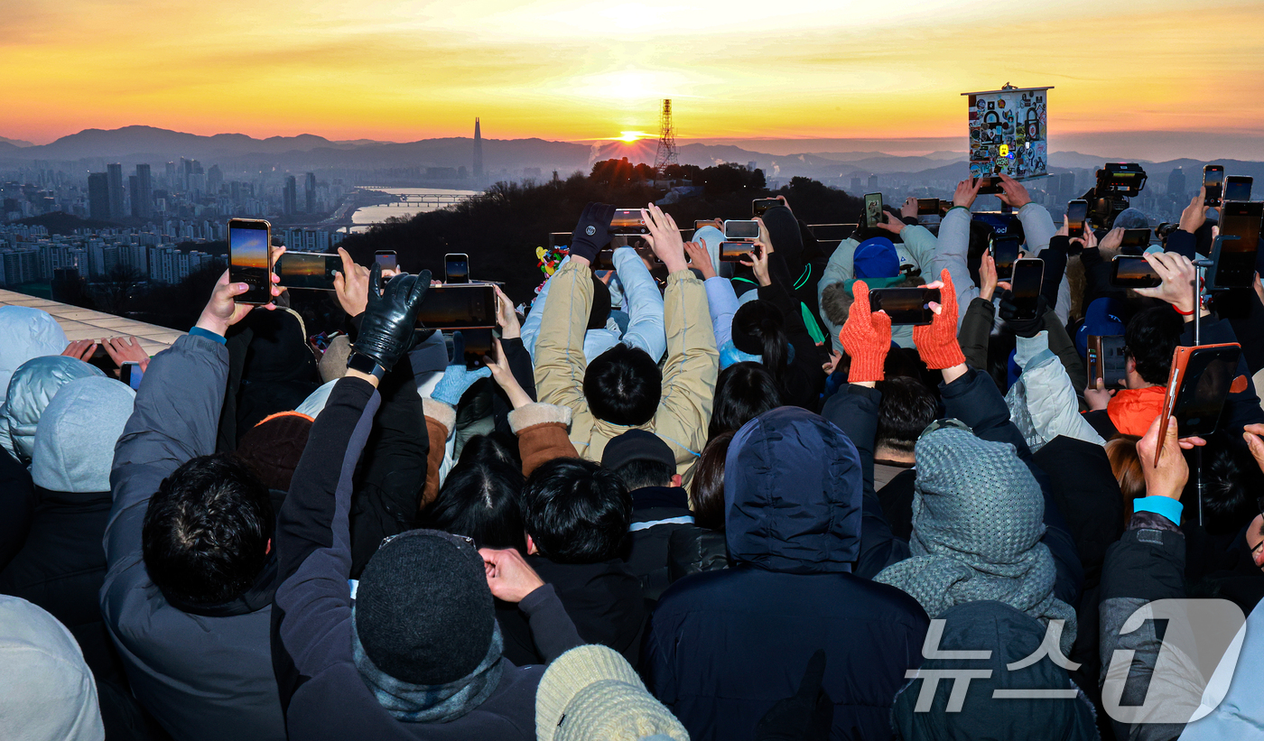 (서울=뉴스1) 이호윤 기자 = 병오년(丙午年) 새해 첫날인 1일 서울 남산에서 시민들이 일출을 바라보고 있다. 2026.1.1/뉴스1