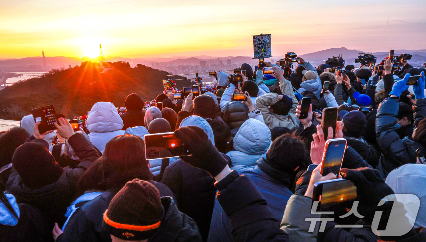 (서울=뉴스1) 이호윤 기자 = 병오년(丙午年) 새해 첫날인 1일 서울 남산에서 시민들이 일출을 바라보고 있다. 2026.1.1/뉴스1