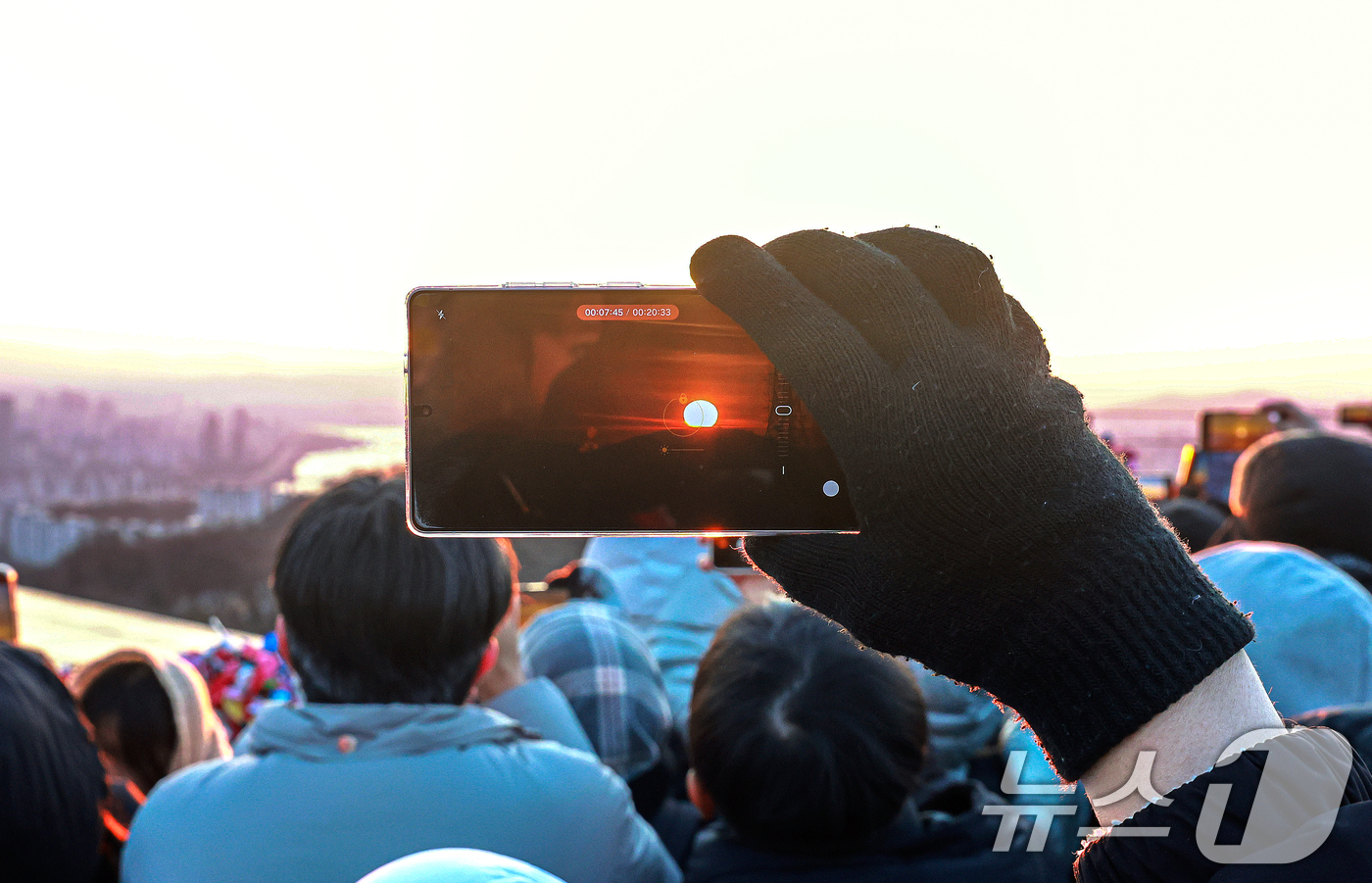 (서울=뉴스1) 이호윤 기자 = 병오년(丙午年) 새해 첫날인 1일 서울 남산에서 시민들이 일출을 바라보고 있다. 2026.1.1/뉴스1