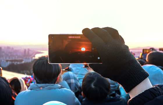 핸드폰으로 기록하는 병오년(丙午年)의 첫 해돋이