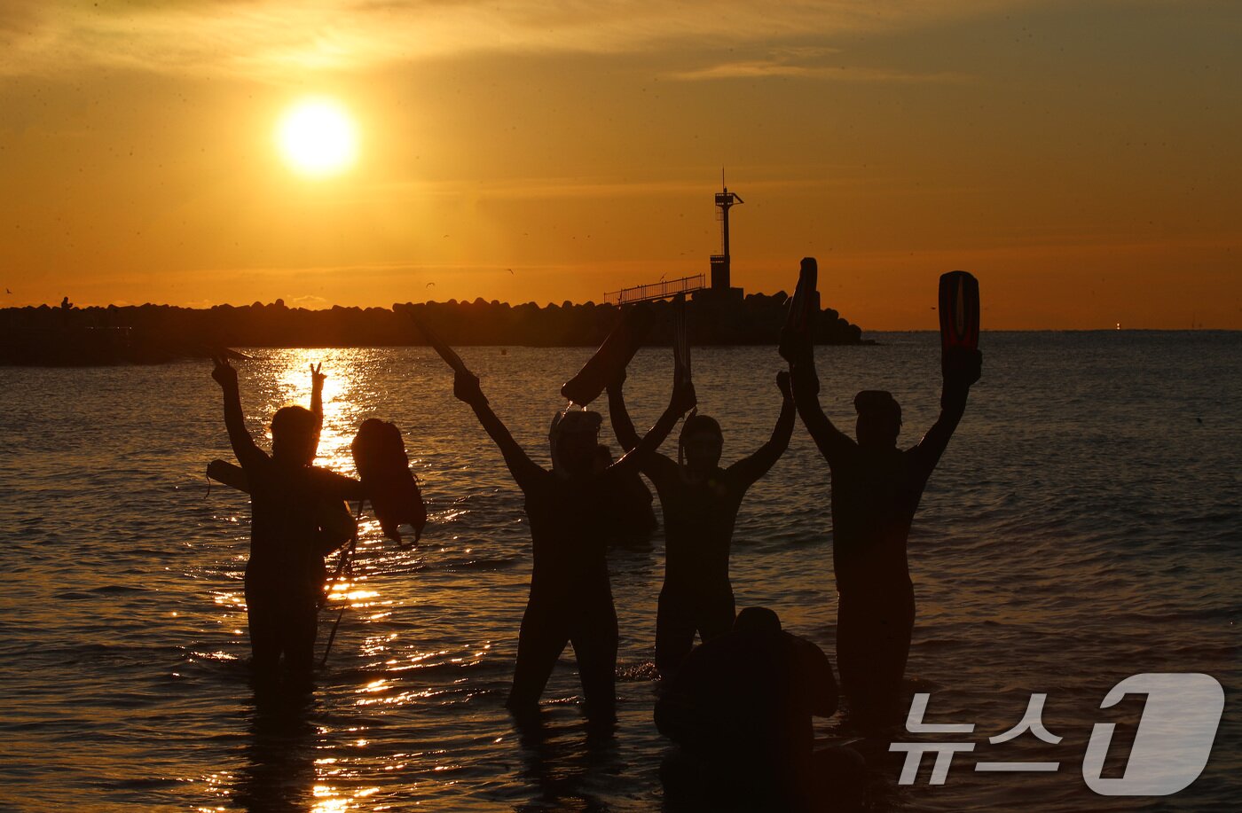 본문 이미지 - 2026년 병오년(丙午年) 새해 첫날인 1일 오전 부산 해운대해수욕장에서 시민들이 새해 첫 해돋이를 감상하고 있다. 2026.1.1/뉴스1 ⓒ News1 윤일지 기자