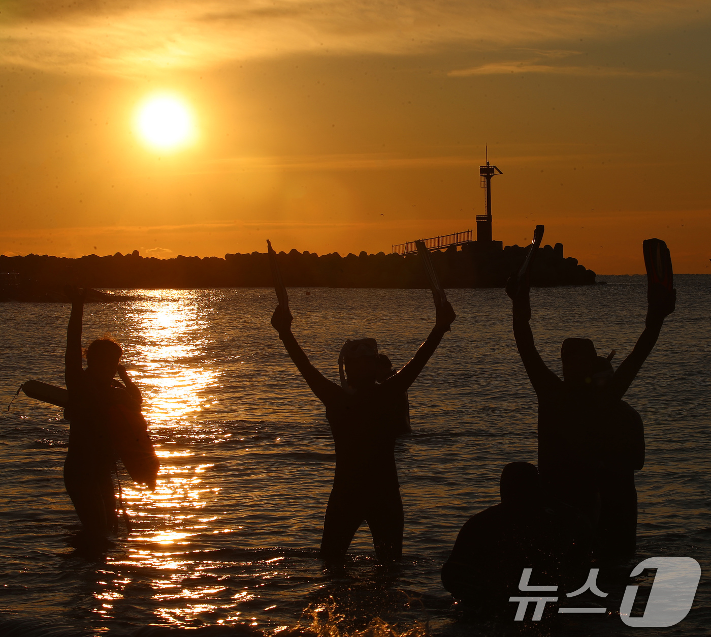 (부산=뉴스1) 윤일지 기자 = 2026년 병오년(丙午年) 새해 첫날인 1일 오전 부산 해운대해수욕장에서 시민들이 새해 첫 해돋이를 감상하고 있다. 2026.1.1/뉴스1