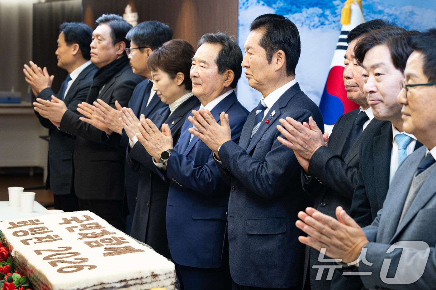 (서울=뉴스1) 유승관 기자 = 정청래 더불어민주당 대표를 비롯한 참석자들이 1일 서울 여의도 당사에서 열린 2026 더불어민주당 신년인사회에서 손뼉을 치고 있다. 2026.1.1 …