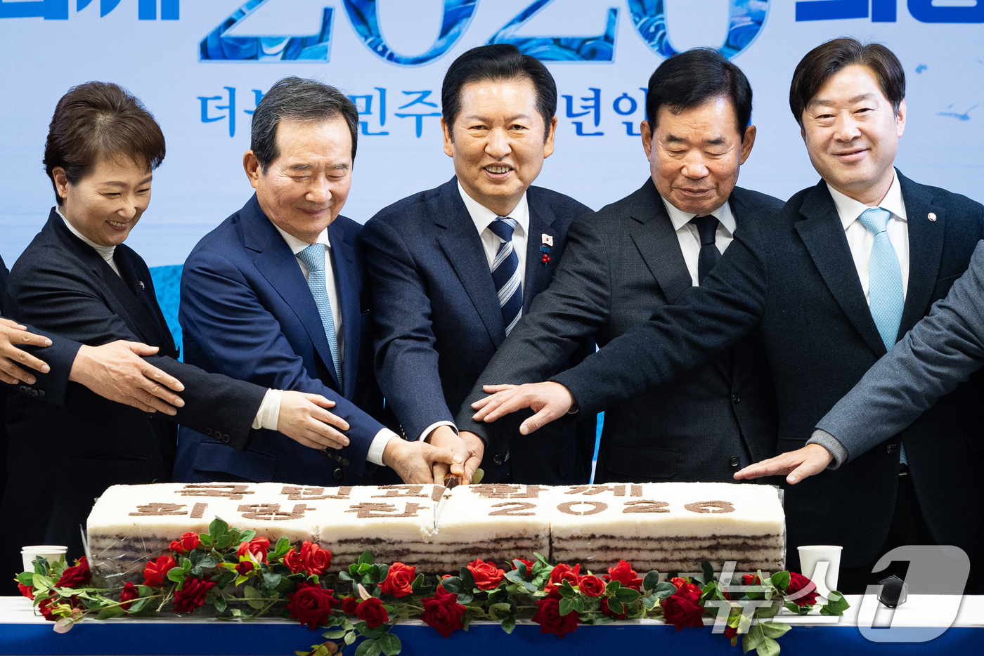 (서울=뉴스1) 유승관 기자 = 정청래 더불어민주당 대표를 비롯한 지도부 및 상임고문들이 1일 서울 여의도 당사에서 열린 2026 더불어민주당 신년인사회에서 떡을 자르고 있다. 왼 …