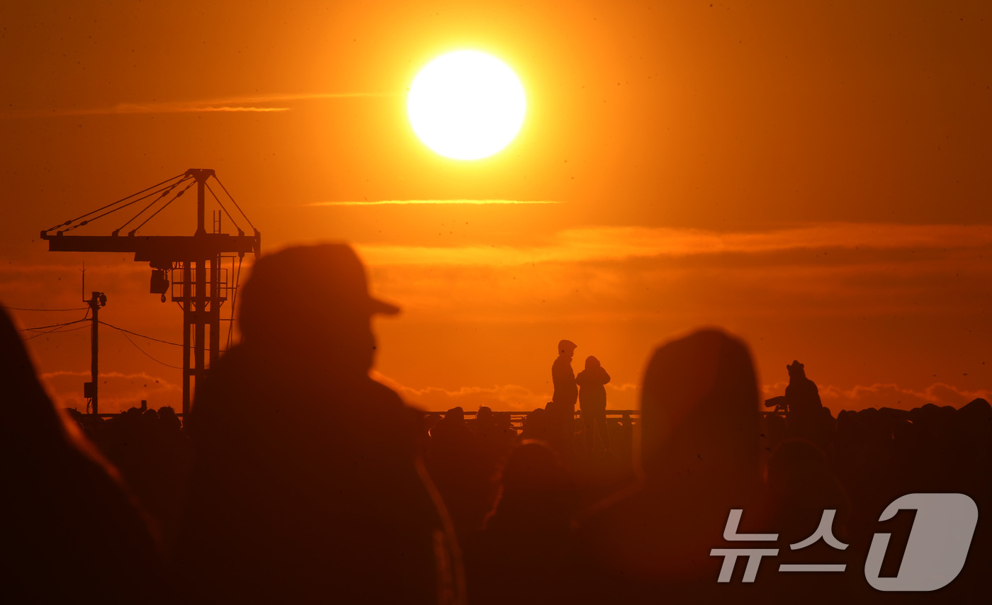 (부산=뉴스1) 윤일지 기자 = 2026년 병오년(丙午年) 새해 첫날인 1일 오전 부산 해운대해수욕장에서 시민들이 새해 첫 해돋이를 감상하고 있다. 2026.1.1/뉴스1