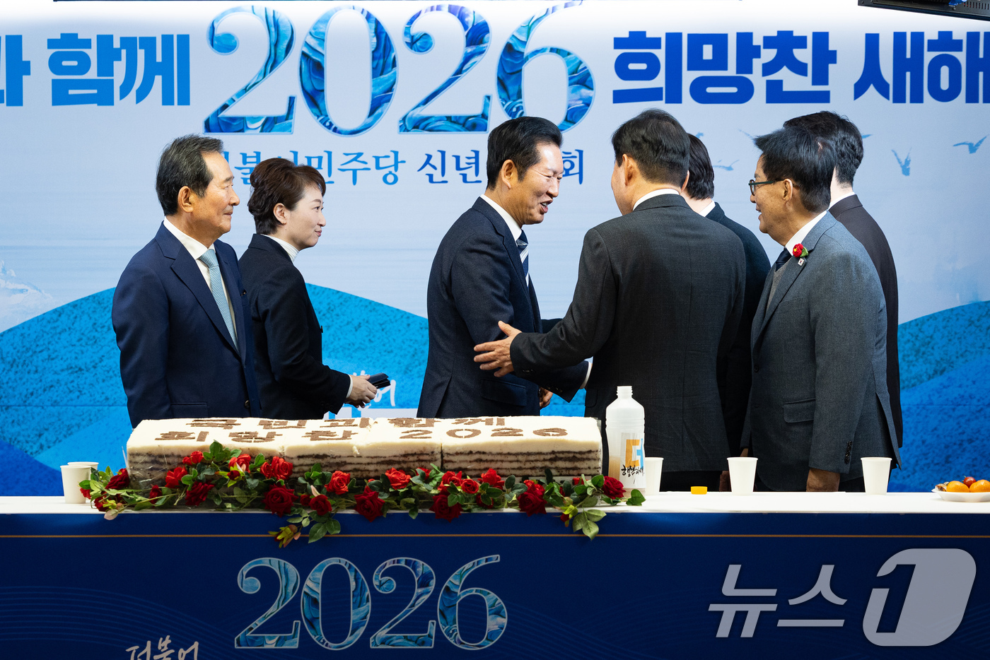 (서울=뉴스1) 유승관 기자 = 정청래 더불어민주당 대표가 1일 서울 여의도 당사에서 열린 2026 더불어민주당 신년인사회를 마친 후 참석자들과 인사를 나누고 있다. 2026.1. …