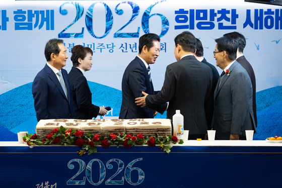 덕담 나누는 정청래 대표