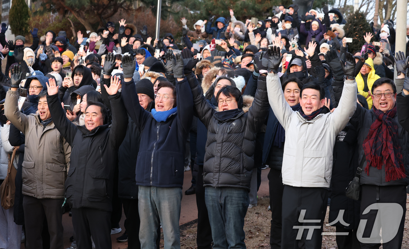 (대전=뉴스1) 김기태 기자 = 1일 대전 중구 뿌리공원에서 열린 2026년 병오년 해맞이 행사를 찾은 시민들이 새해 첫 일출을 바라보며 만세삼창을 하고 있다. 이날 해맞이 행사에 …