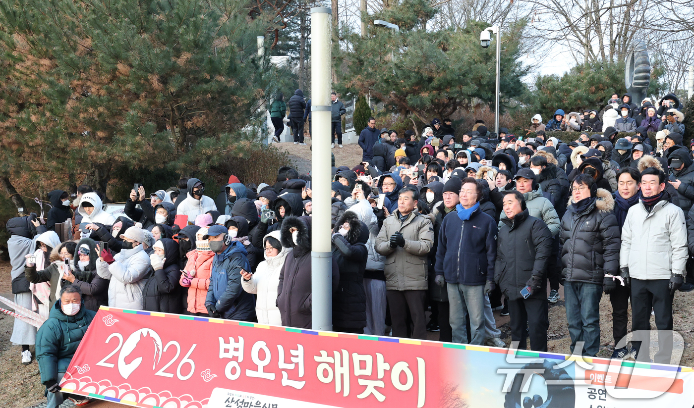 (대전=뉴스1) 김기태 기자 = 1일 대전 중구 뿌리공원에서 열린 2026년 병오년 해맞이 행사를 찾은 시민들이 새해 첫 일출을 바라보고 있다.  2026.1.1/뉴스1