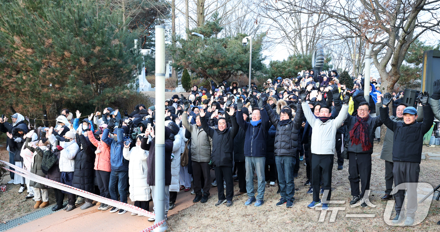 (대전=뉴스1) 김기태 기자 = 1일 대전 중구 뿌리공원에서 열린 2026년 병오년 해맞이 행사를 찾은 시민들이 새해 첫 일출을 바라보며 만세삼창을 하고 있다.  2026.1.1/ …