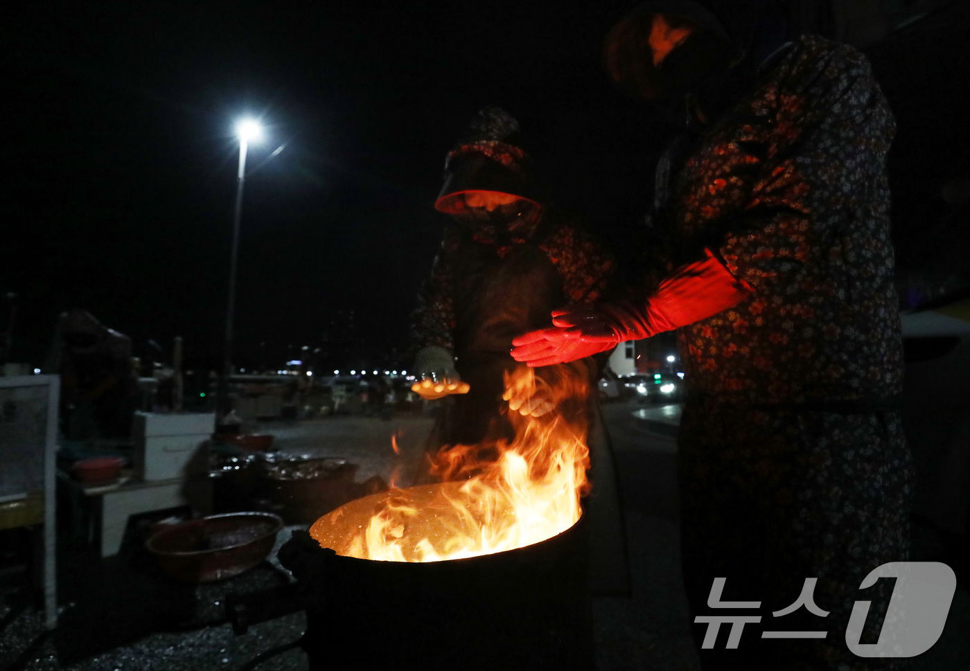 (부산=뉴스1) 윤일지 기자 = 2026년 병오년(丙午年) 새해 첫날인 1일 오전 부산 해운대구 미포항에서 어민들이 추위를 피해 모닥불을 쬐고 있다. 2026.1.1/뉴스1