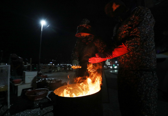 새해 첫날 추위에 불 쬐는 어민들
