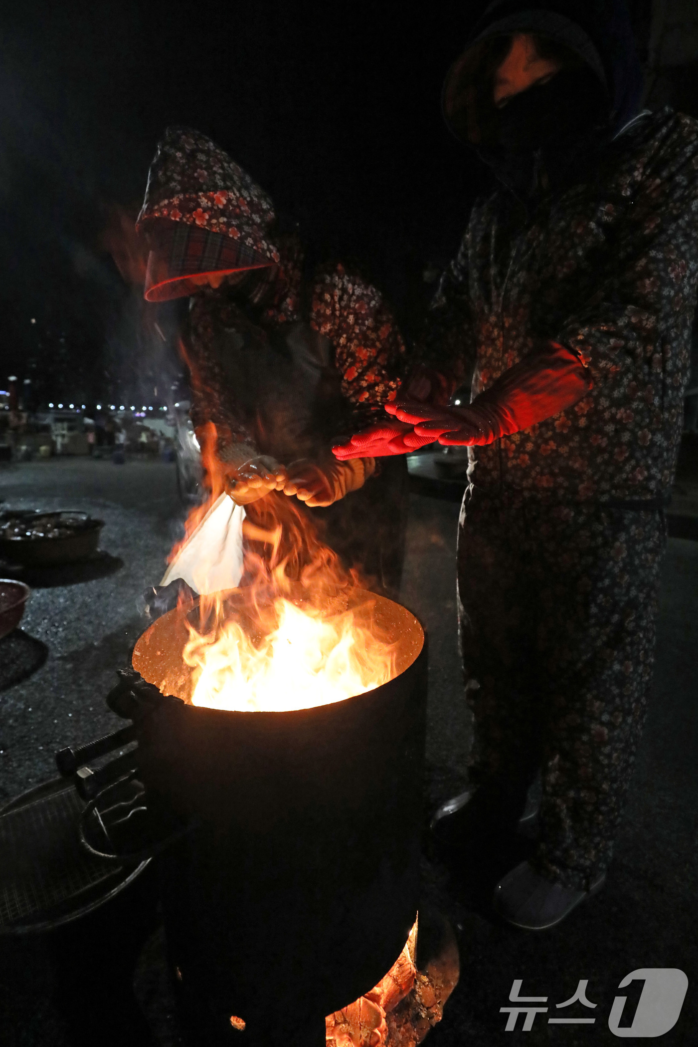 (부산=뉴스1) 윤일지 기자 = 2026년 병오년(丙午年) 새해 첫날인 1일 오전 부산 해운대구 미포항에서 어민들이 추위를 피해 모닥불을 쬐고 있다. 2026.1.1/뉴스1