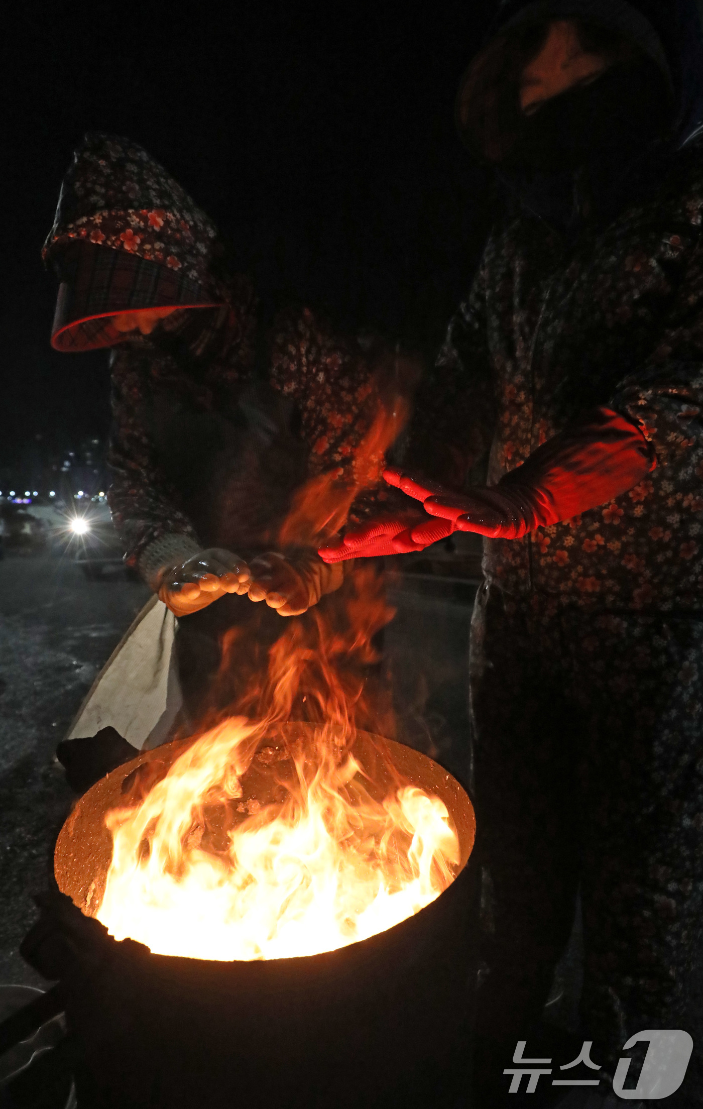 (부산=뉴스1) 윤일지 기자 = 2026년 병오년(丙午年) 새해 첫날인 1일 오전 부산 해운대구 미포항에서 어민들이 추위를 피해 모닥불을 쬐고 있다. 2026.1.1/뉴스1
