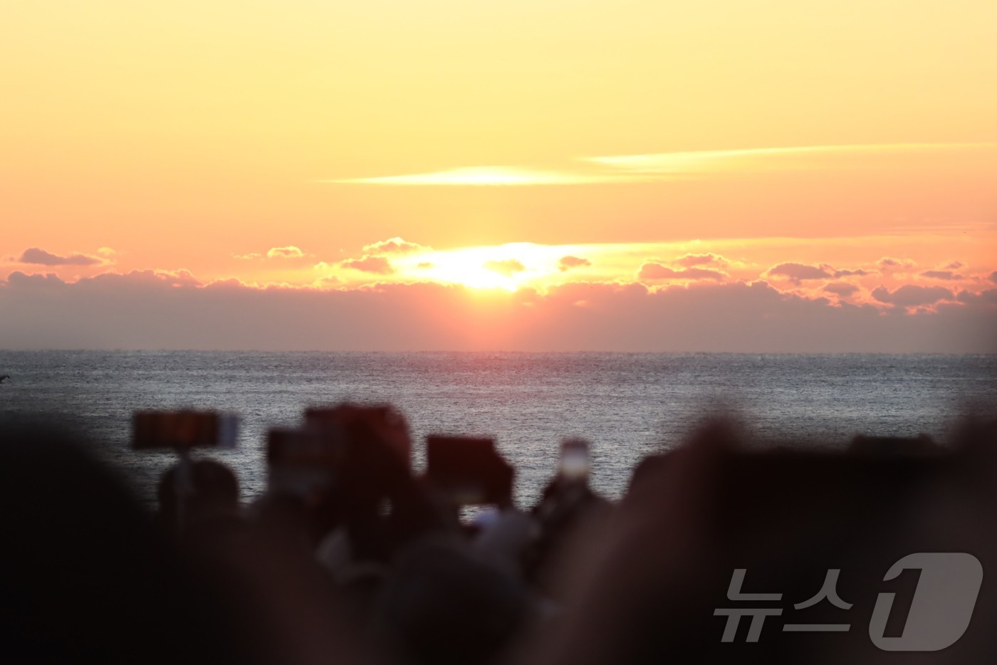 (울산=뉴스1) 김세은 기자 = 1일 오전 울산 울주군 간절곶에서 해맞이 인파가 몰린 가운데 \'붉은 말의 해\' 병오년(丙午年)의 첫 해가 떠오르고 있다. 2026.1.1/뉴스1 …